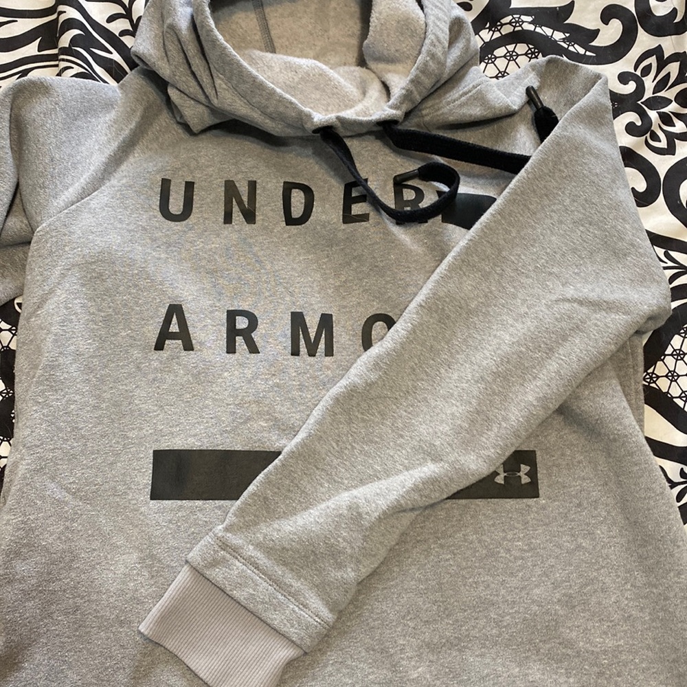 Scoop neck Under Armour hoodie